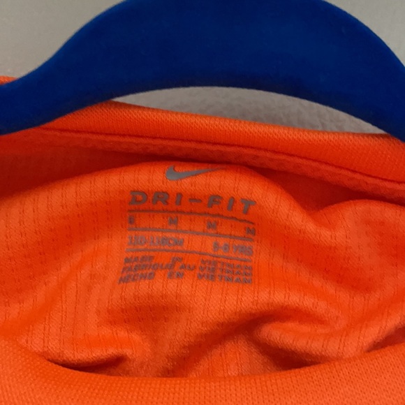 Boys NIKE long sleeve shirt….. $25 - Picture 2 of 4